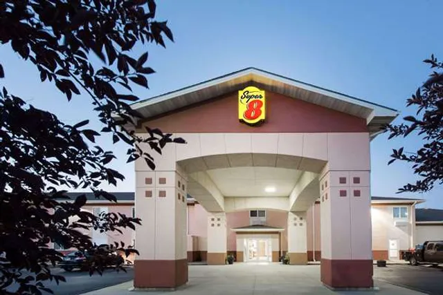 Super 8 by Wyndham Iola KS