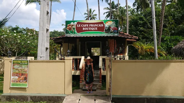 Le Café Français Bakery & Boutique