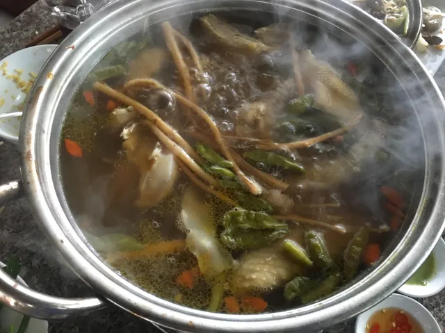 Sân vườn Quán 1 - Gà hầm ớt xiêm - Quán ăn ngon uy tín tại Đà Lạt