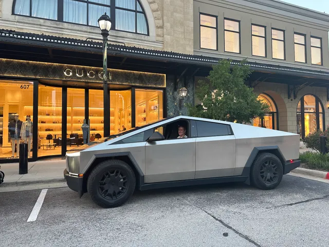 Louis Vuitton Woodlands Market Street