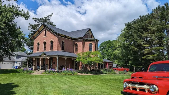 Brick House on Main Bed & Breakfast