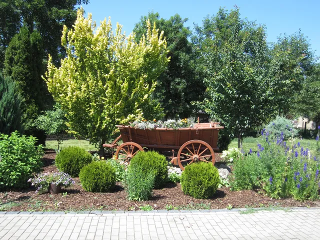 Ferienwohnung und Moderne Jurte "Im Schlossgarten"