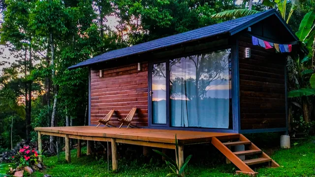 Prá la do Templo Pousada. Cabanas a 100 metros do Templo Budista e a 18 km de Gramado e Canela. Charmosas cabanas en medio da natureza. Conforto e vista panorámica.