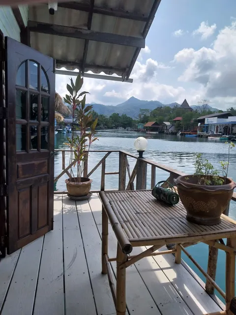 Jonnie's Riverside Resort