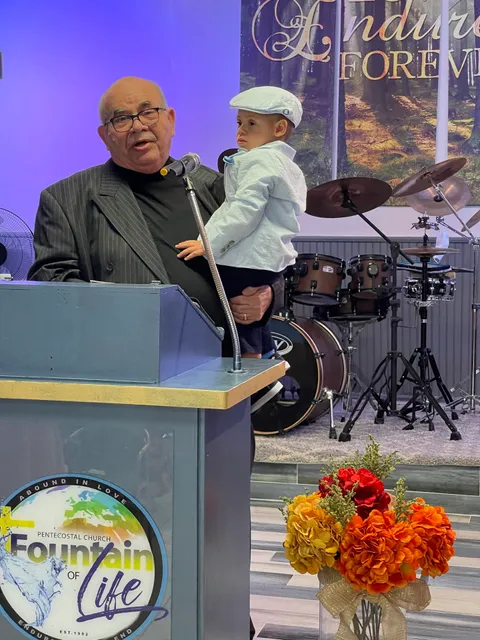 Fountain of Life Church / Manantial de Vida