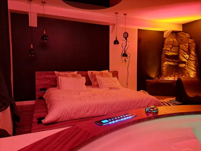 Le Double L - Chambre romantique avec jacuzzi privatif à Cholet dans le Maine et Loire