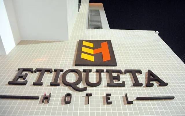 Etiqueta Hotel