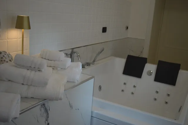 Geometric Hermes Bianca