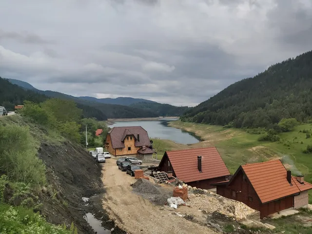 Брвнара на језеру РАЈСКИ ПОГЛЕД