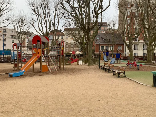 Square Gilbert Thomain