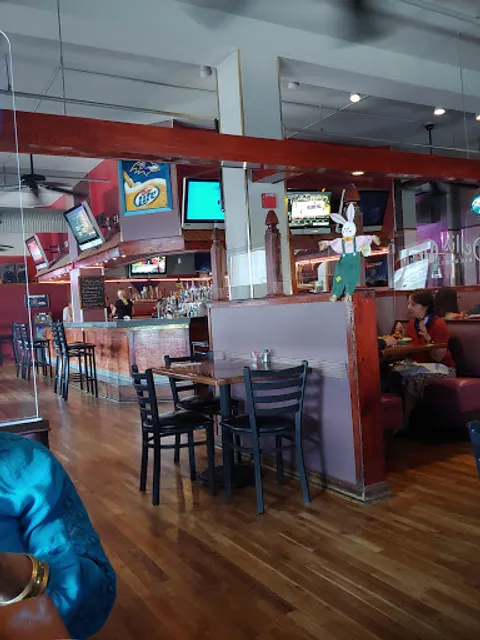 Dellis' Restaurant Bar & Grill