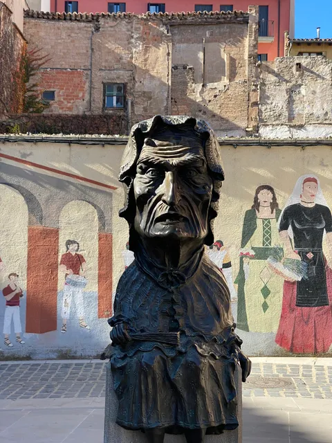 Plaça Gaudí. La Vella