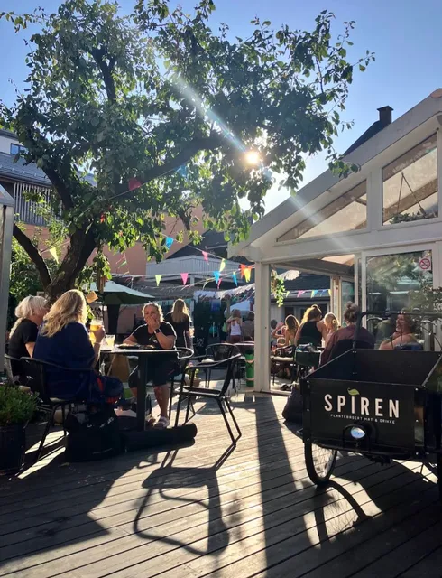 Spiren Kafe - bakgårds idyll - mat og drikke - plantebasert - mat og drikke - vegetar -