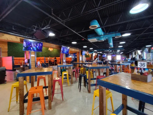 Los Plebes Mariscos Wings and music