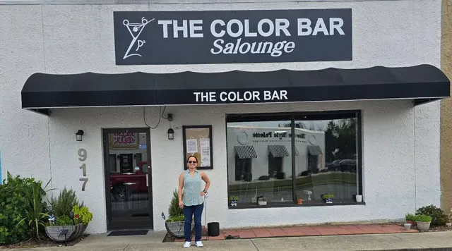 The Color Bar Salounge