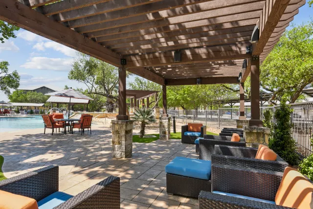 Platinum Shavano Oaks Apartments