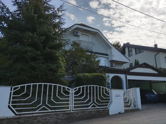 Apartment & Rooms Miboti