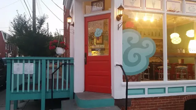 Splits and Giggles Cafe