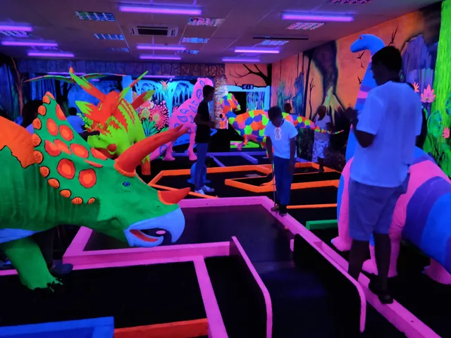 GLOBALLS - UV Mini Golf & Games