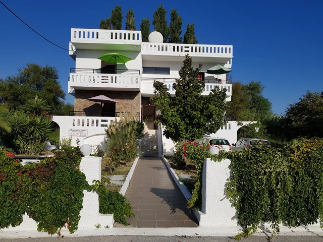 Zourpos Studios & Apartments
