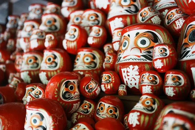 勝ちダルマ奉納棚