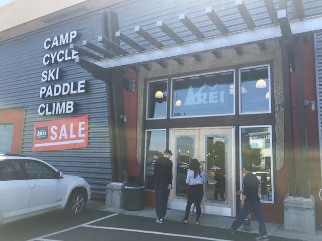REI