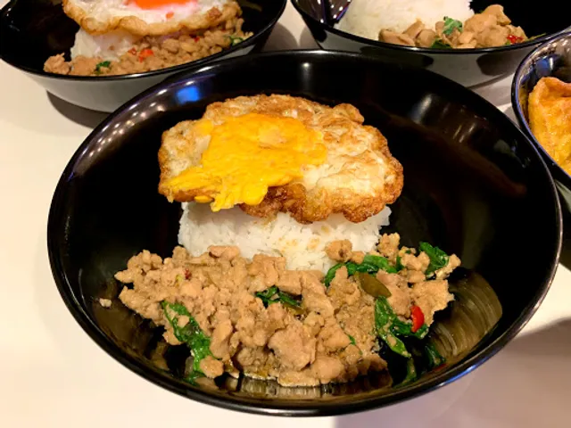 MOOMGAPAO มุมกะเพรา Mercury ville ชิดลม ชั้น 4