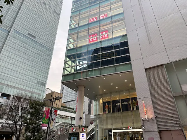 UNIQLO Shinjuku South-East Entrance Flags Store