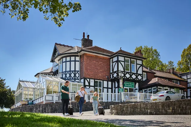 Lyons Woodlands Hall Hotel & Caravan Park