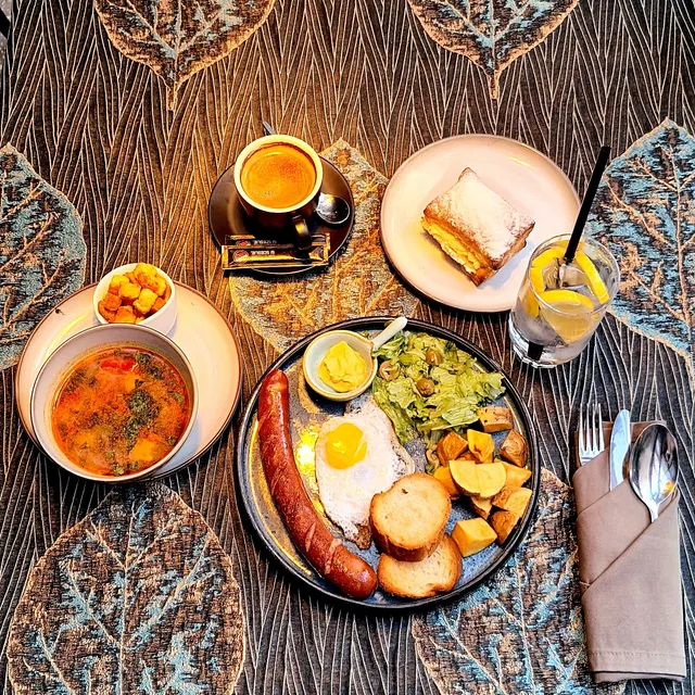 Zazanova Salon Restaurant