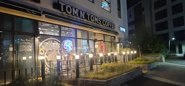 Tom N Toms