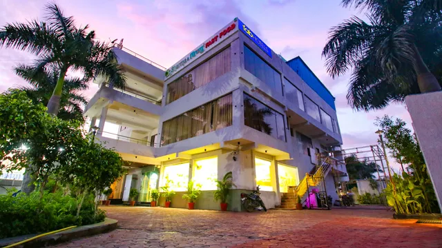 FabHotel Sharma & Vishnu Garden - Hotel in Ayodhya Nagar