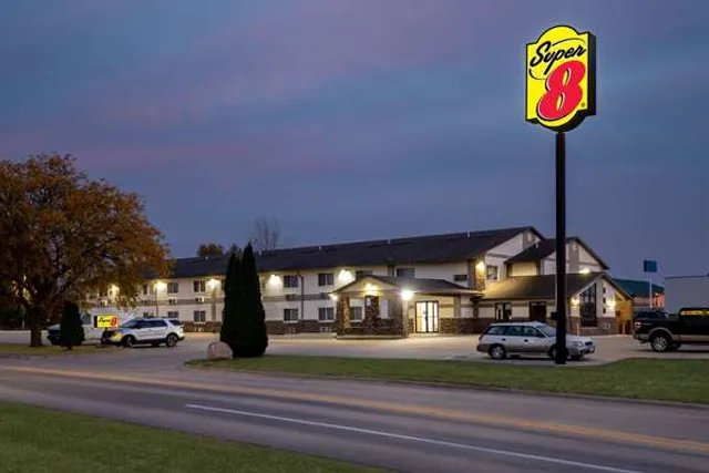 Super 8 by Wyndham Waverly