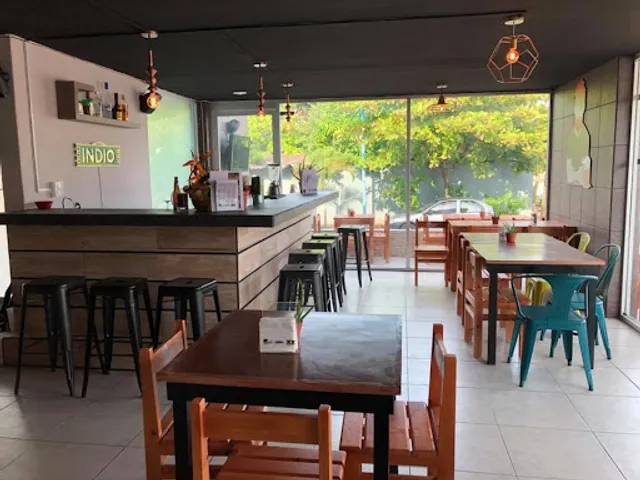 Monat Pub Jacarandas