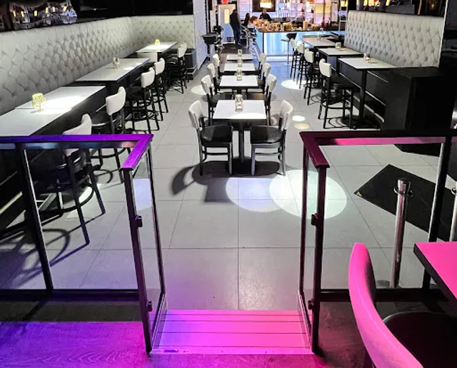 Mama's Restaurant & Lounge