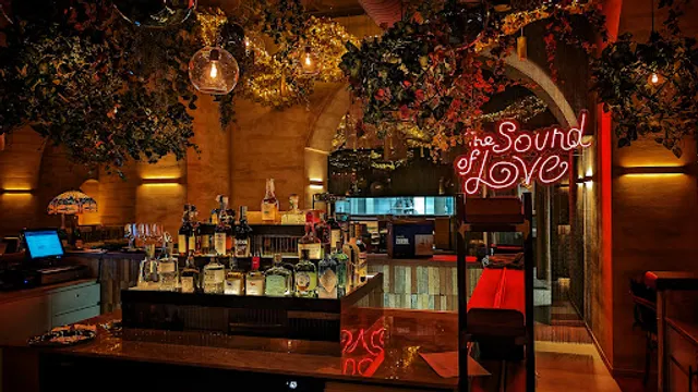 Max Mariola - RESTAURANT