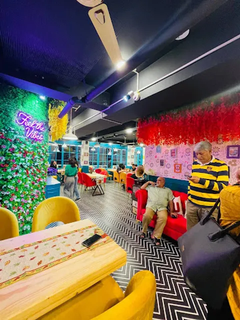 CAFE FRIDAY SOLAN - Best Multi-Cuisine Restaurant In Solan( Most Instagrammable Cafe ) 100% Vegetarian ❤️