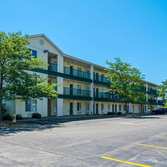 HomeTowne Studios Chicago - Waukegan