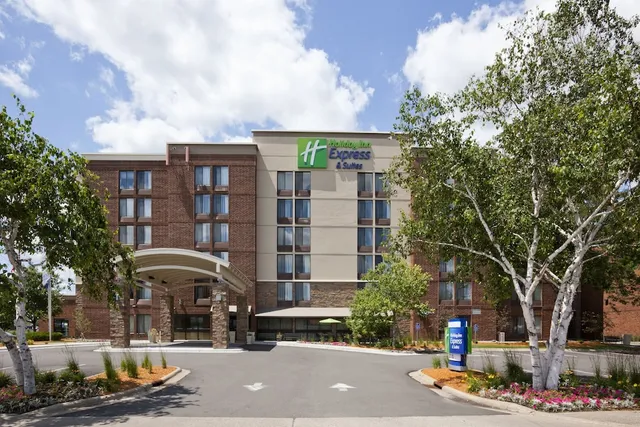 Holiday Inn Express & Suites Bloomington - Mpls Arpt Area W by IHG