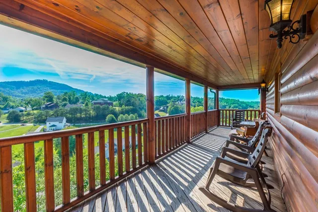 9 Bedroom Roscoe's Retreat by Hosteeva