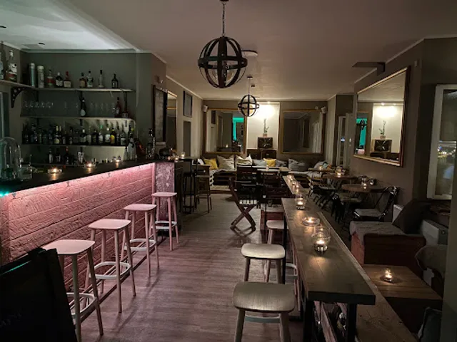 Snake's Cocktail Bar