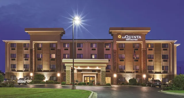 La Quinta Inn & Suites by Wyndham Midwest City - Tinker AFB