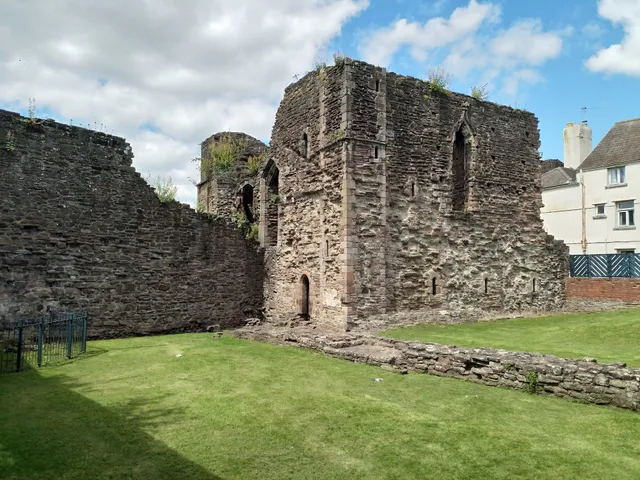 Castell Trefynwy/Monmouth Castle