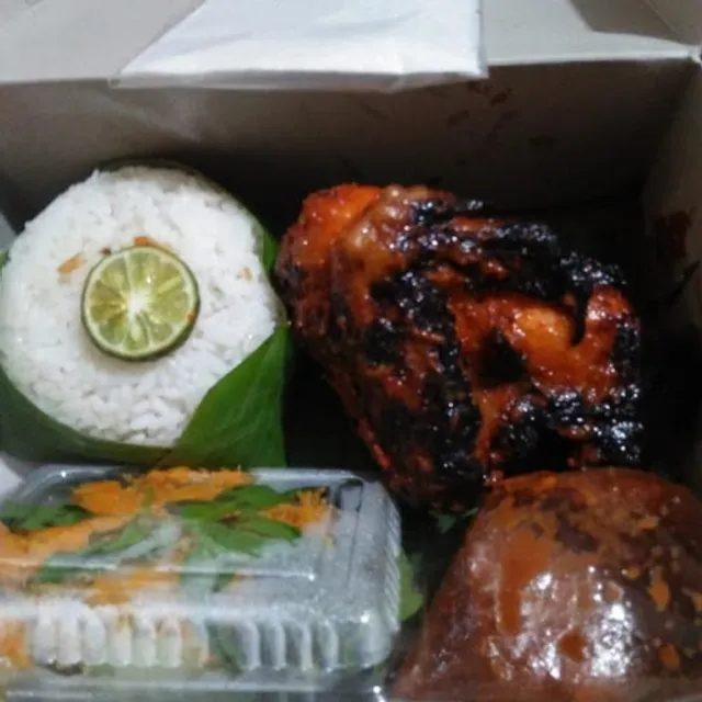 D'Ningta ayam kremes