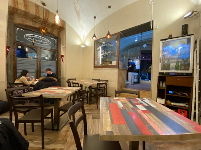 Ristorante pizzeria antico Borgo Ai vergini pizzeria napoli centro storico rione sanita’