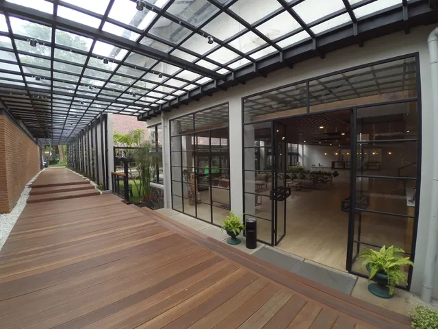 Beehive Cafe & Boutique Hotel