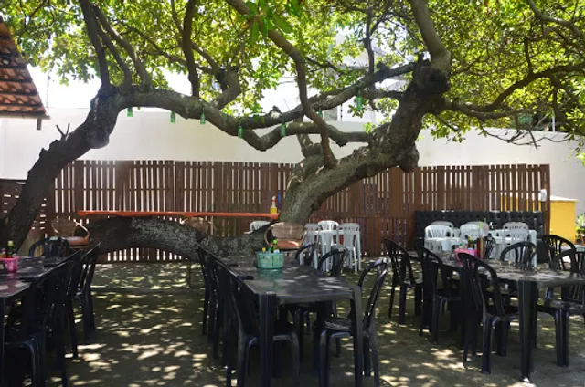 Lolla's Lounge Bar & Restaurant