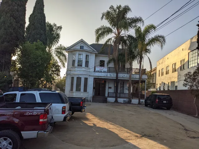 Mariachi Plaza Hotel