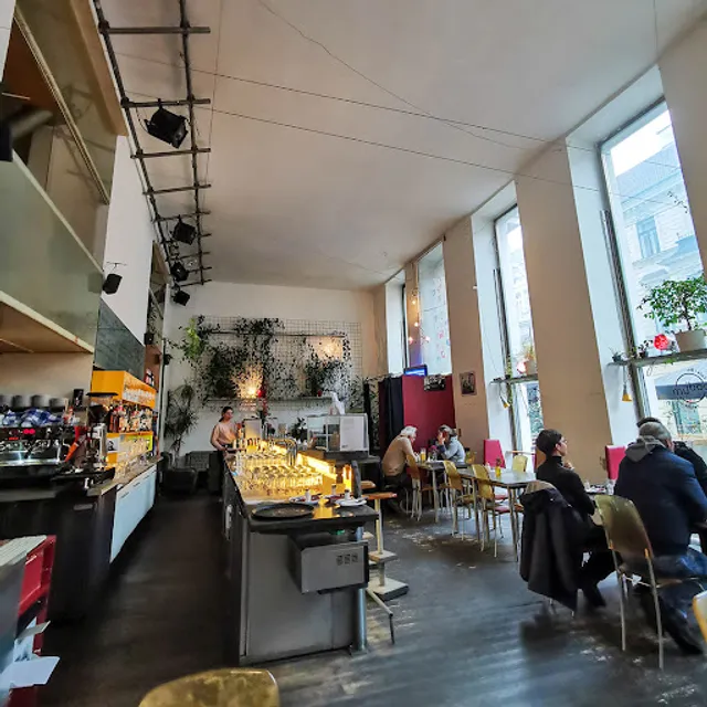 Podium Restaurant - Café - Bar