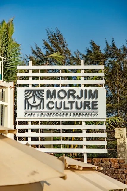 Living Room Beach Resort, Morjim